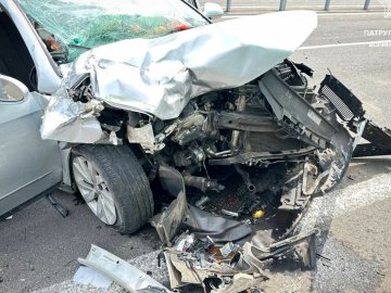 Заснув за кермом: на Волині водій в'їхав у напівпричіп припаркованої вантажівки. ФОТО