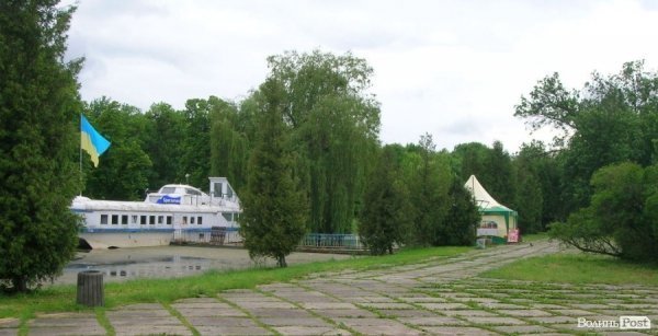 Демонтують луцьке кафе, де «засвітилися» комуністи. ДОКУМЕНТ