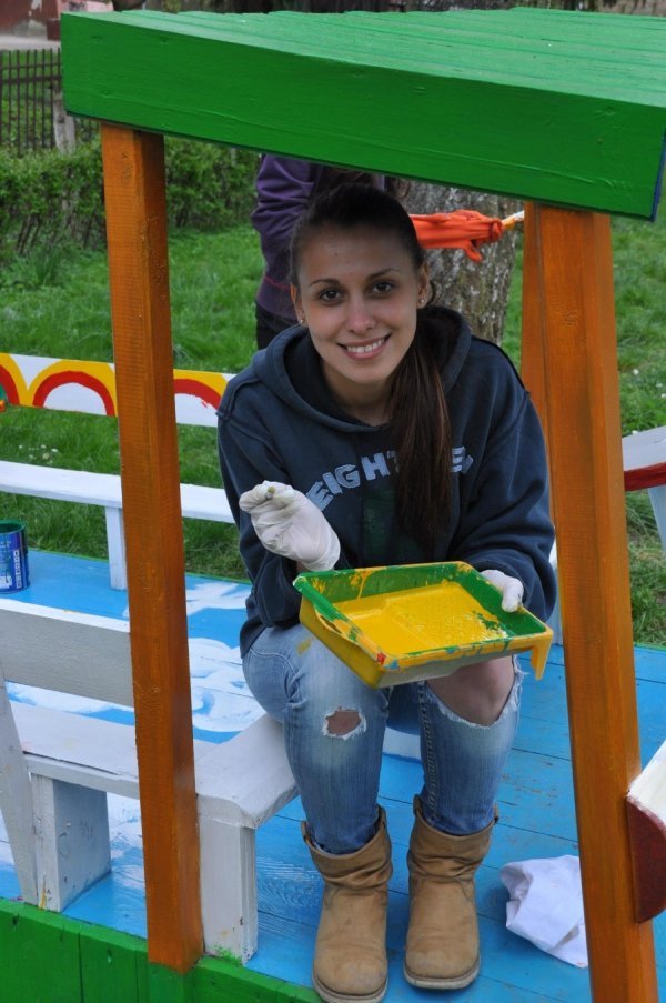 Як лучани допомогли облаштувати майданчик у дитбудинку. ФОТО