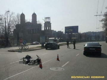 У Луцьку на Соборності «беха» збила велосипедиста. ФОТО