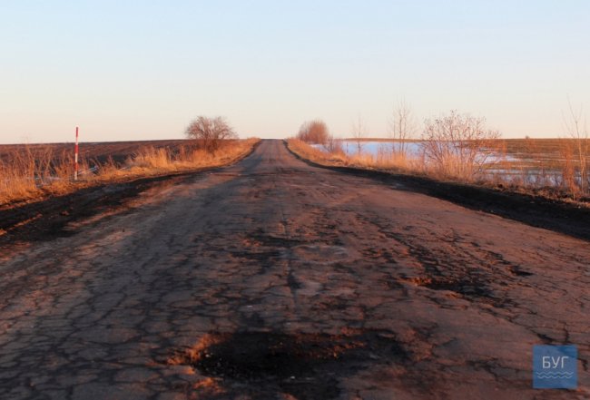 На дорозі Володимир-Волинський-Павлівка водії тільки те і роблять, що ями об’їжджають. ФОТО