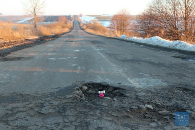На дорозі Володимир-Волинський-Павлівка водії тільки те і роблять, що ями об’їжджають. ФОТО
