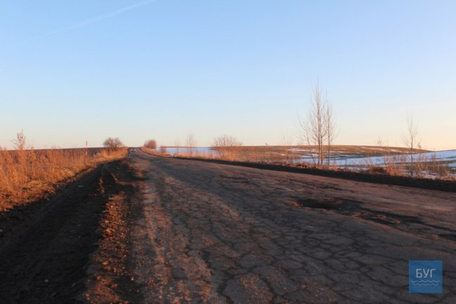 На дорозі Володимир-Волинський-Павлівка водії тільки те і роблять, що ями об’їжджають. ФОТО