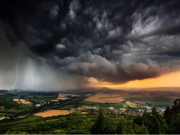 Грози, шквали, град: синоптики розповіли, де і коли чекати негоду