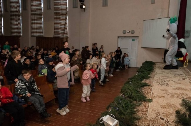 У Боратинській громаді діти пільгових категорій отримали понад тисячу новорічних подарунків