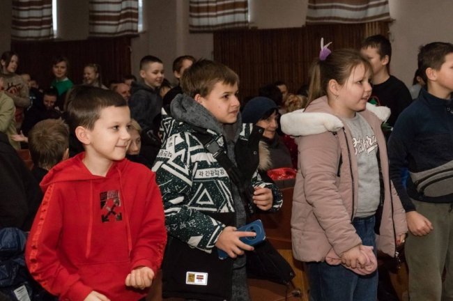 У Боратинській громаді діти пільгових категорій отримали понад тисячу новорічних подарунків