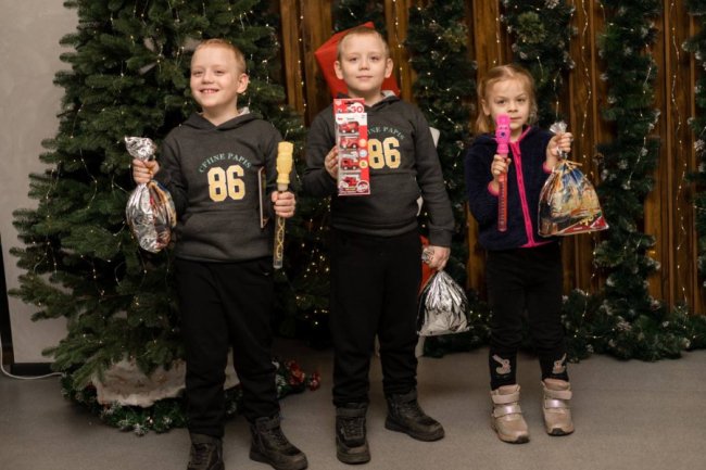 У Боратинській громаді діти пільгових категорій отримали понад тисячу новорічних подарунків