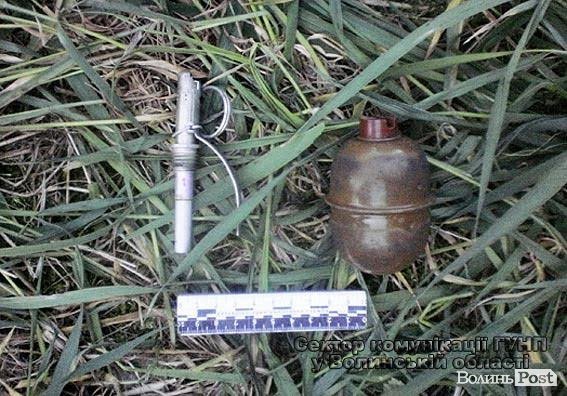 У Володимирі-Волинському на вулиці знайшли сумку з гранатою. ФОТО