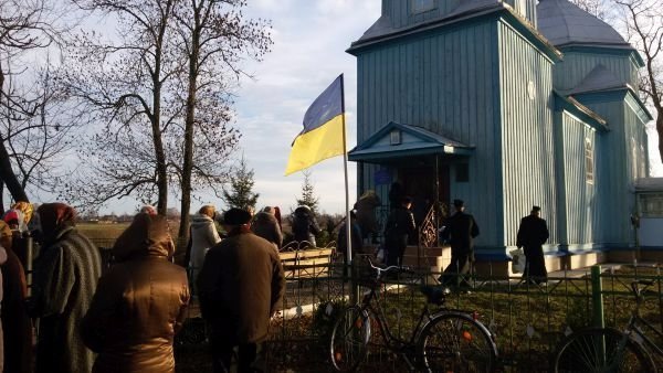 Громада УПЦ КП заходить у церкву, 6 грудня 2015 року