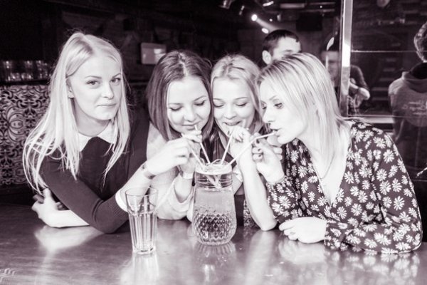 «Хлопці проти дівчат» - розваги в луцькому клубі. ФОТО