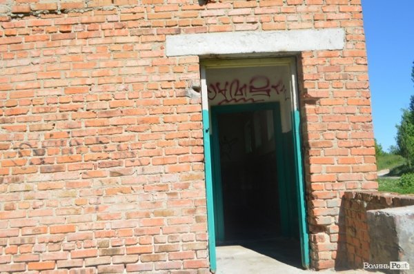 У Луцькому парку санітарна проблема: єдиний туалет нагадує кімнату жахів. ФОТО