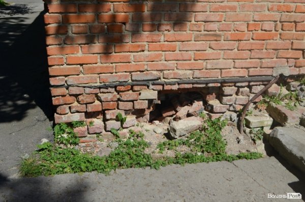 У Луцькому парку санітарна проблема: єдиний туалет нагадує кімнату жахів. ФОТО