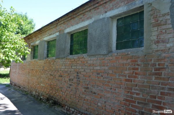 У Луцькому парку санітарна проблема: єдиний туалет нагадує кімнату жахів. ФОТО