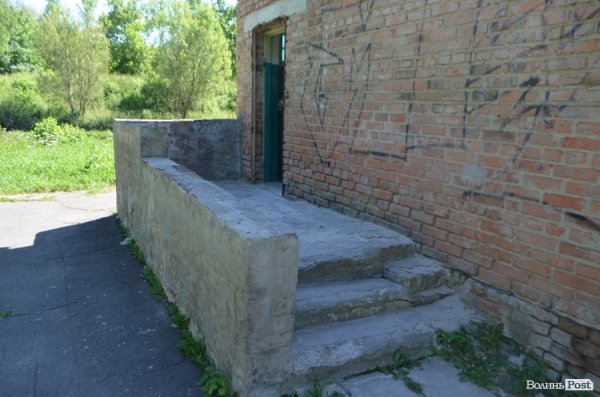 У Луцькому парку санітарна проблема: єдиний туалет нагадує кімнату жахів. ФОТО