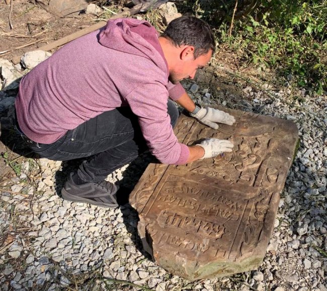 У Володимирі-Волинському виявили юдейський надгробний камінь. ФОТО