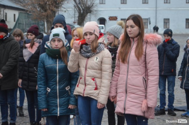 Площа перед замком у Луцьку стала помаранчевою. ФОТО