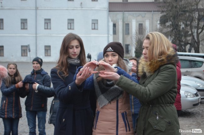 Площа перед замком у Луцьку стала помаранчевою. ФОТО