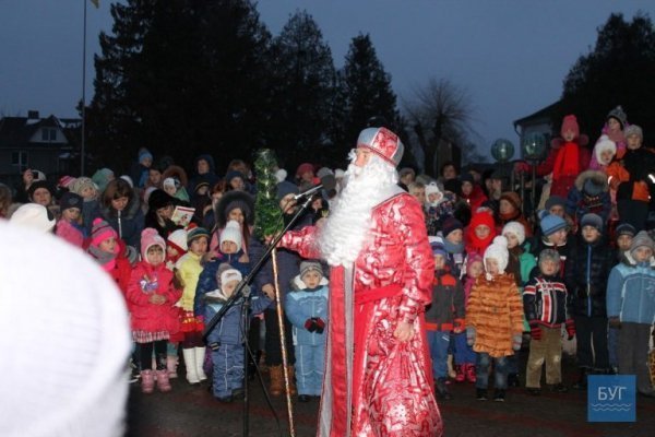 В Іваничах вирішили прикрасити ялинку, яка росте в центрі містечка