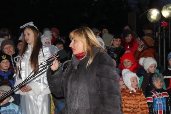 В Іваничах вирішили прикрасити ялинку, яка росте в центрі містечка