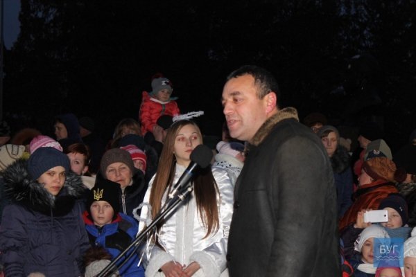 В Іваничах вирішили прикрасити ялинку, яка росте в центрі містечка