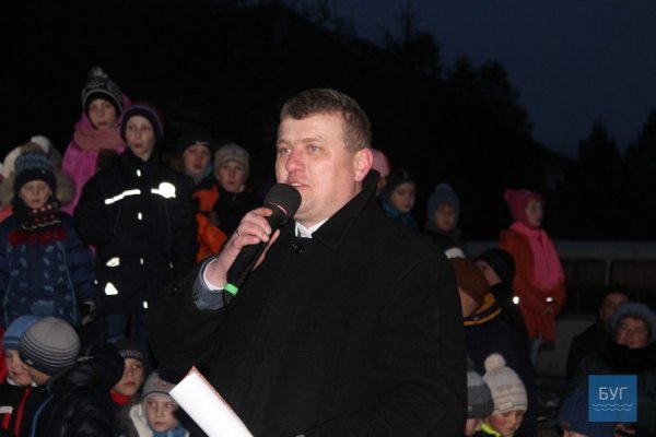 В Іваничах вирішили прикрасити ялинку, яка росте в центрі містечка