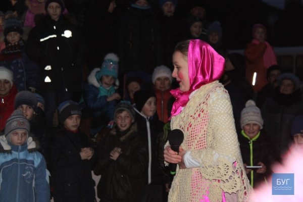 В Іваничах вирішили прикрасити ялинку, яка росте в центрі містечка