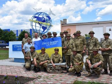 З піснею на передову: оркестр 14-ої бригади гастролює у Луганську