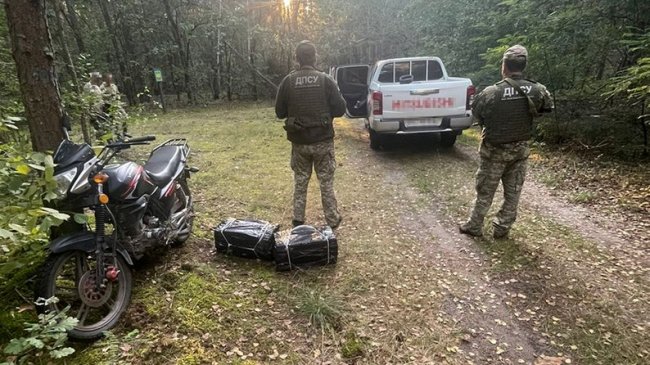 Двоє волинян намагалися переправити до Польщі вісім ящиків цигарок. ФОТО