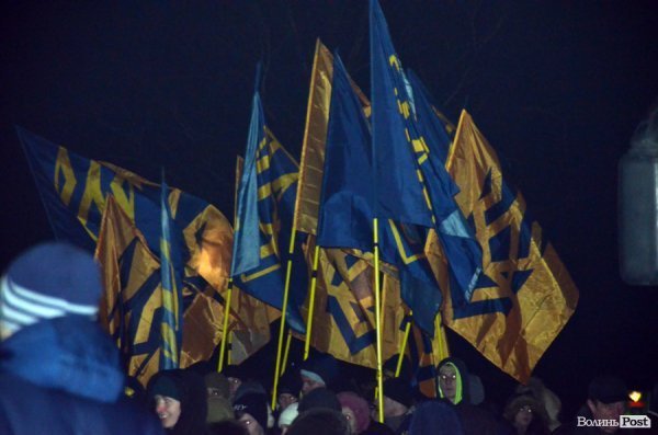 Вогонь та пам'ять: Маневичами пройшла смолоскипна хода на честь Героя