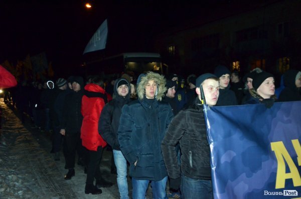 Вогонь та пам'ять: Маневичами пройшла смолоскипна хода на честь Героя