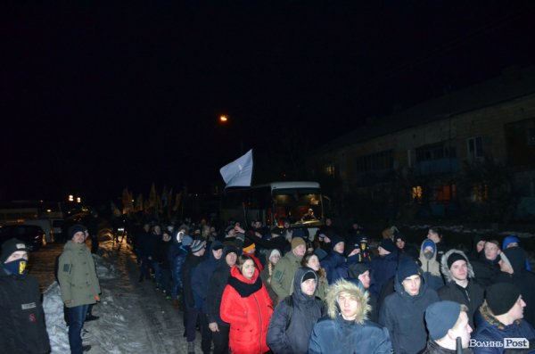 Вогонь та пам'ять: Маневичами пройшла смолоскипна хода на честь Героя