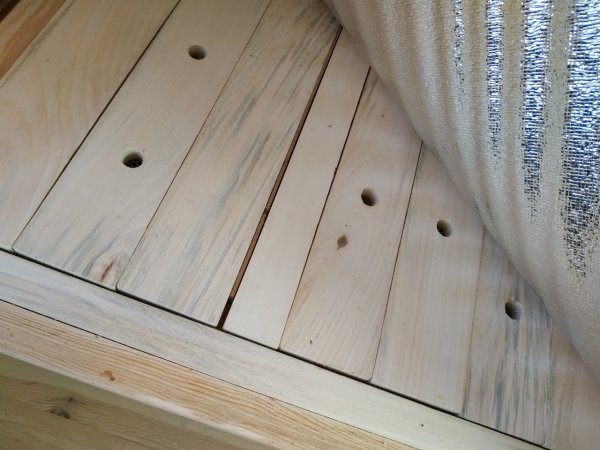 На Волині можна спробувати лікувальний сон на бджолиних вуликах