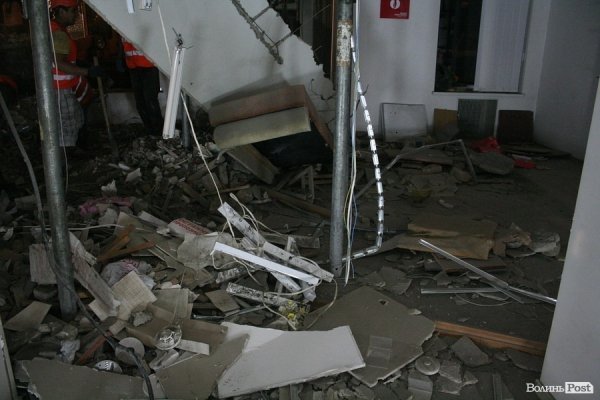 Обвал зсередини: з магазину вигрібають уламки стін і виносять товар