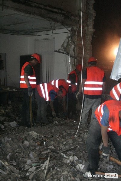 Обвал зсередини: з магазину вигрібають уламки стін і виносять товар