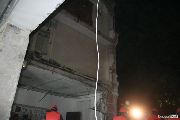 Обвал зсередини: з магазину вигрібають уламки стін і виносять товар