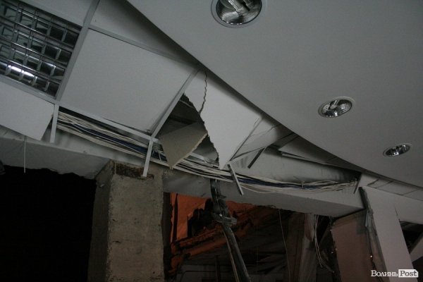 Обвал зсередини: з магазину вигрібають уламки стін і виносять товар