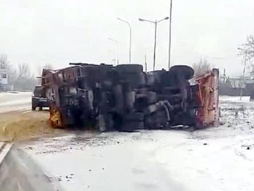 На волинській трасі перекинулася спецтехніка дорожників. ВІДЕО