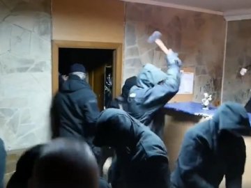 У Києві група молодиків розгромила кафе. ВІДЕО