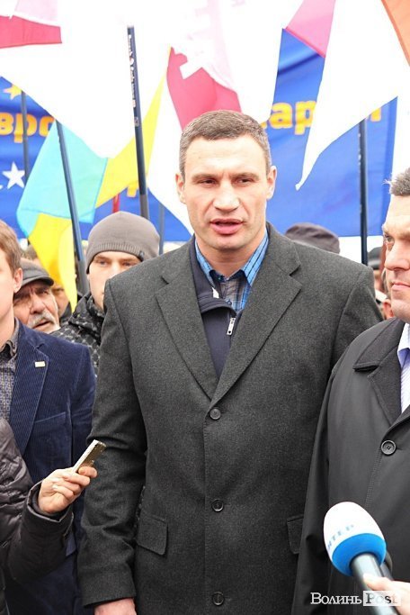 Акція «Вставай, Україно!» розпочалася в Луцьку. ФОТО. ОНОВЛЕНО