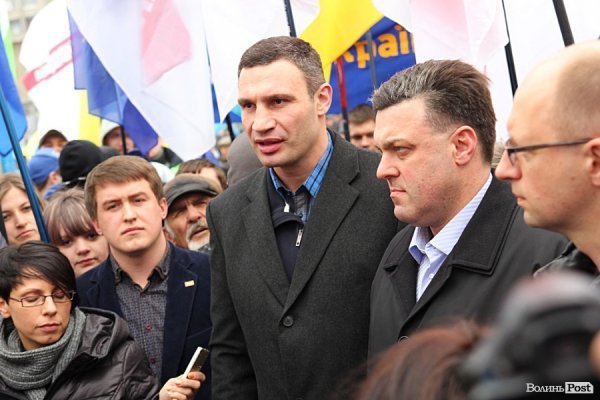 Акція «Вставай, Україно!» розпочалася в Луцьку. ФОТО. ОНОВЛЕНО