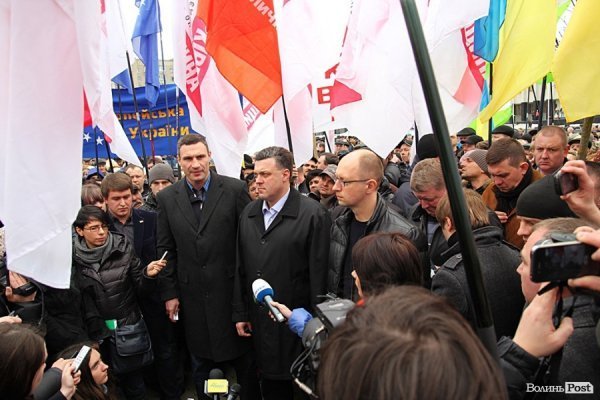 Акція «Вставай, Україно!» розпочалася в Луцьку. ФОТО. ОНОВЛЕНО