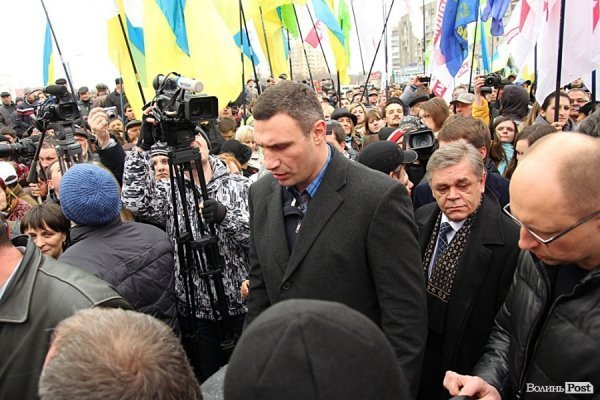 Акція «Вставай, Україно!» розпочалася в Луцьку. ФОТО. ОНОВЛЕНО
