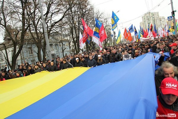 Акція «Вставай, Україно!» розпочалася в Луцьку. ФОТО. ОНОВЛЕНО