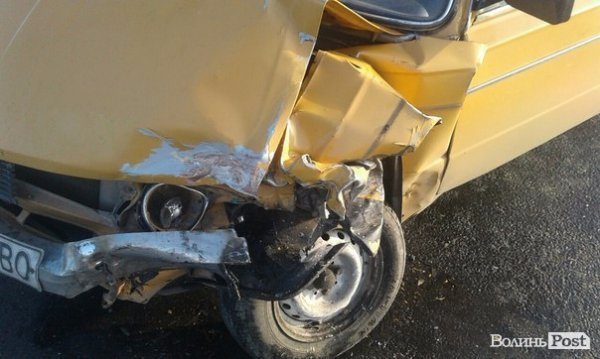 У Луцьку через ожеледицю зіткнулись дві автівки.ФОТО 