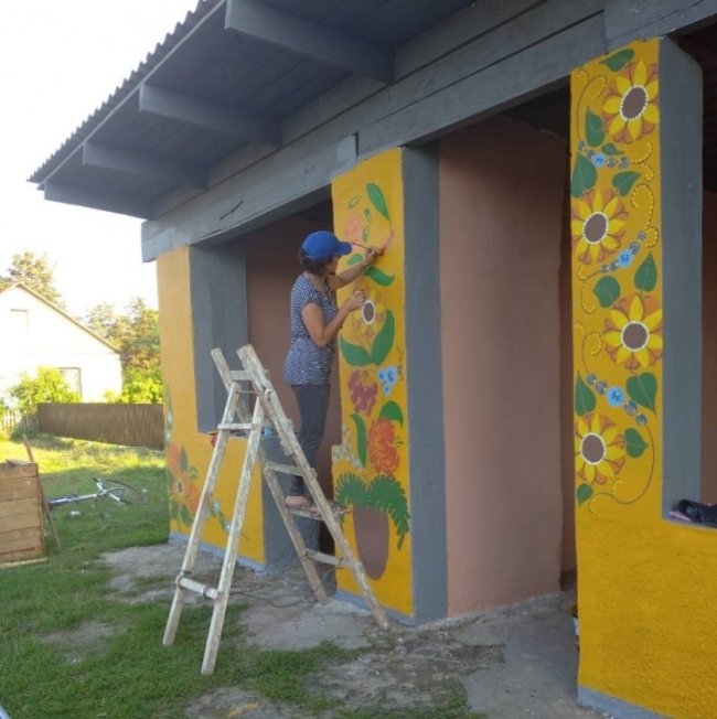 У волинському селі зупинку розмалювали петриківським розписом. ФОТО