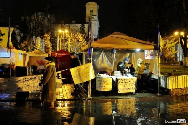 Вечірній Євромайдан у Луцьку. ФОТО