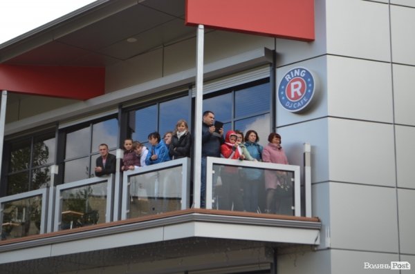 У Луцьку поряд з «Сіті-парком» відкрили Міст закоханих. ФОТО