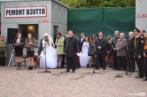 У Луцьку поряд з «Сіті-парком» відкрили Міст закоханих. ФОТО