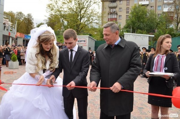 У Луцьку поряд з «Сіті-парком» відкрили Міст закоханих. ФОТО