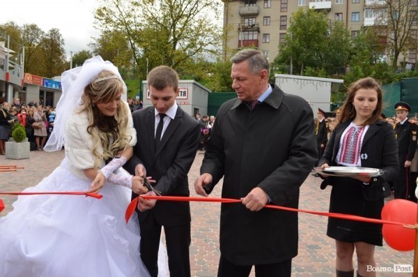 У Луцьку поряд з «Сіті-парком» відкрили Міст закоханих. ФОТО